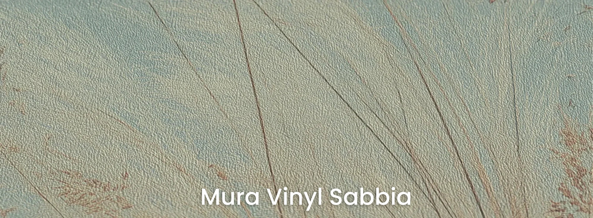 Zbliżenie na fototapetę SAGE WHISPERS - tapeta z delikatną trawą na błękitnym tle na podłożu o strukturze ziarna piasku.