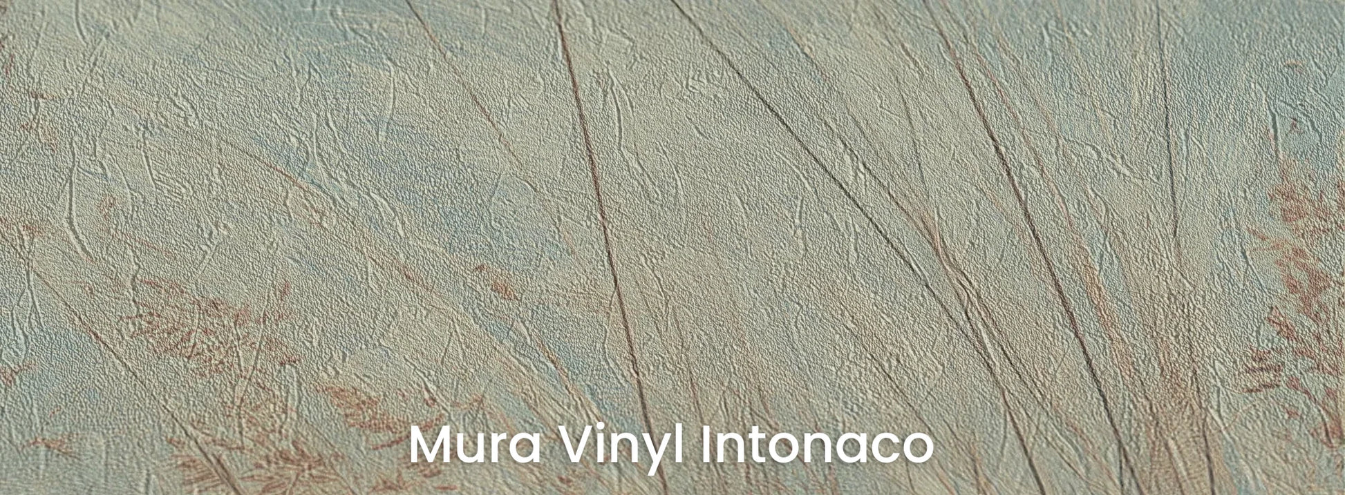 Zbliżenie na fototapetę SAGE WHISPERS - tapeta z delikatną trawą na błękitnym tle na podłożu o strukturze tartego tynku.