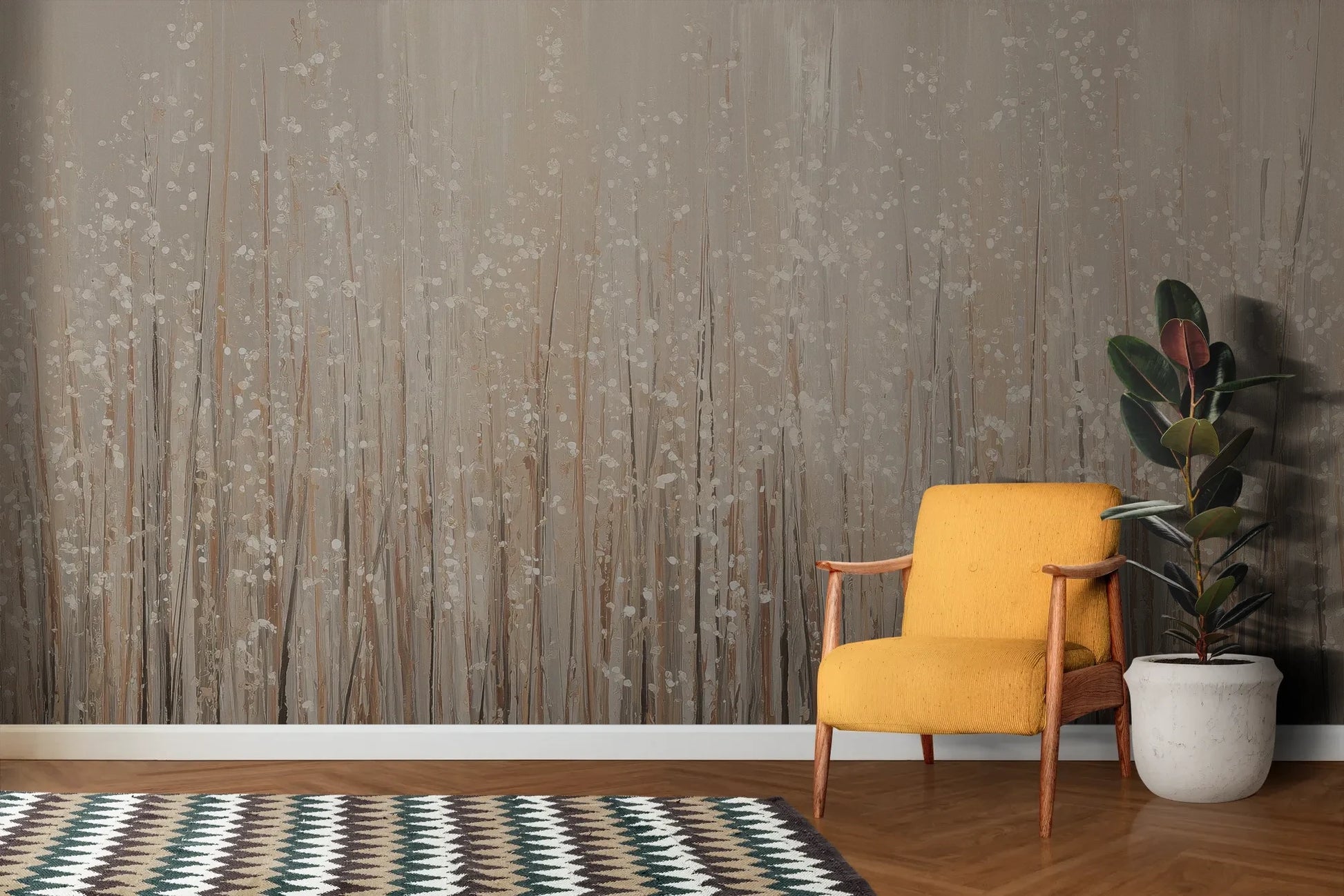 Wzór fototapety GOLDEN WHISPERS - tapeta z delikatnymi źdźbłami traw w beżowej tonacji pokazanej w aranżacji salonu.