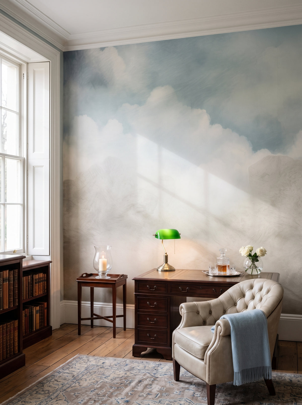 Carta da parati artistica «CLOUDY EMINENCE CANVAS» in un interno: biblioteca privata in stile club inglese.