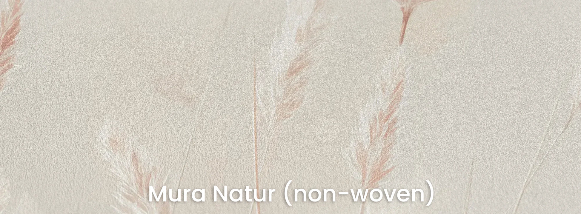 Zbliżenie na fototapetę BLUSH POETRY - tapeta z delikatnymi źdźbłami trawy w pudrowym różu na naturalnym podłożu ekologicznym.