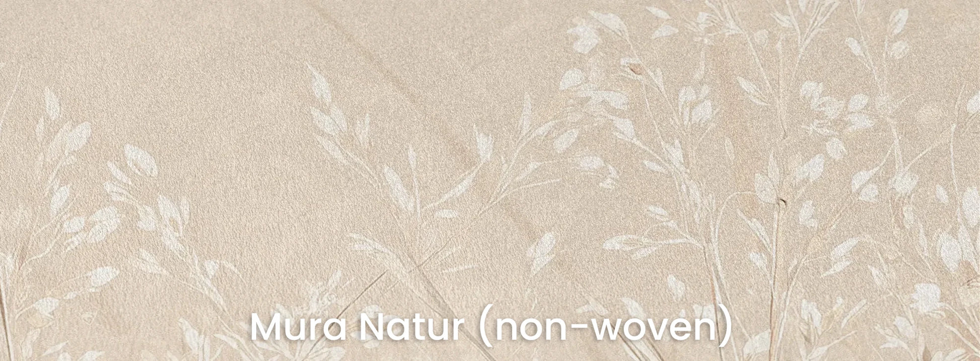 Zbliżenie na fototapetę DUSTY ROMANCE - tapeta z delikatnymi trawami na beżowym tle na naturalnym podłożu ekologicznym.