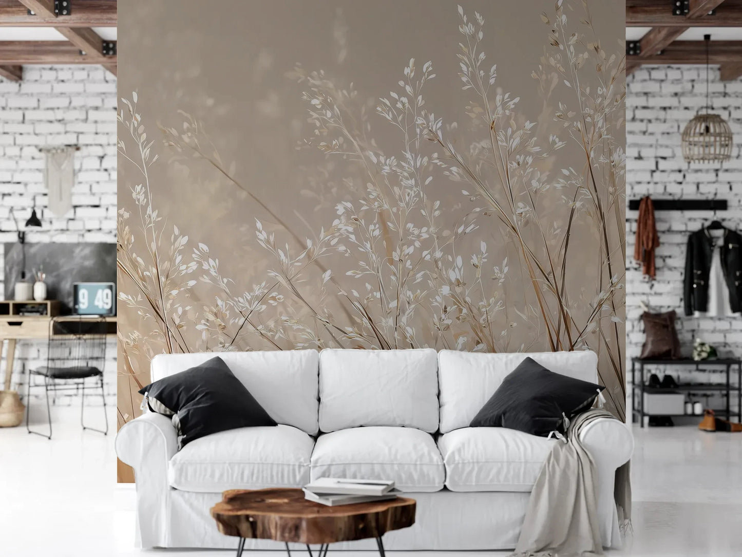 Wzór fototapety PEARL FEATHERS - tapeta z delikatnymi trawami w kremowej poświacie pokazanej w aranżacji salonu.