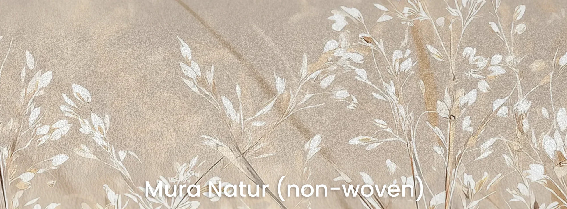 Zbliżenie na fototapetę PEARL FEATHERS - tapeta z delikatnymi trawami w kremowej poświacie na naturalnym podłożu ekologicznym.