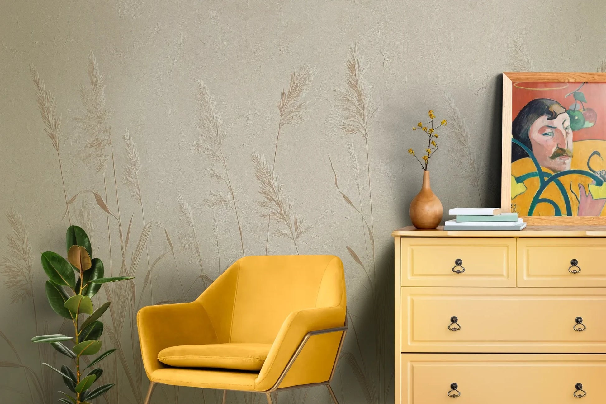 Wzór fototapety NATURE'S LULLABY - tapeta z delikatnymi źdźbłami traw w beżowej tonacji pokazanej w aranżacji salonu.