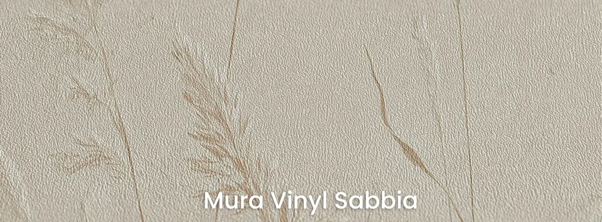 Zbliżenie na fototapetę NATURE'S LULLABY - tapeta z delikatnymi źdźbłami traw w beżowej tonacji na podłożu o strukturze ziarna piasku.