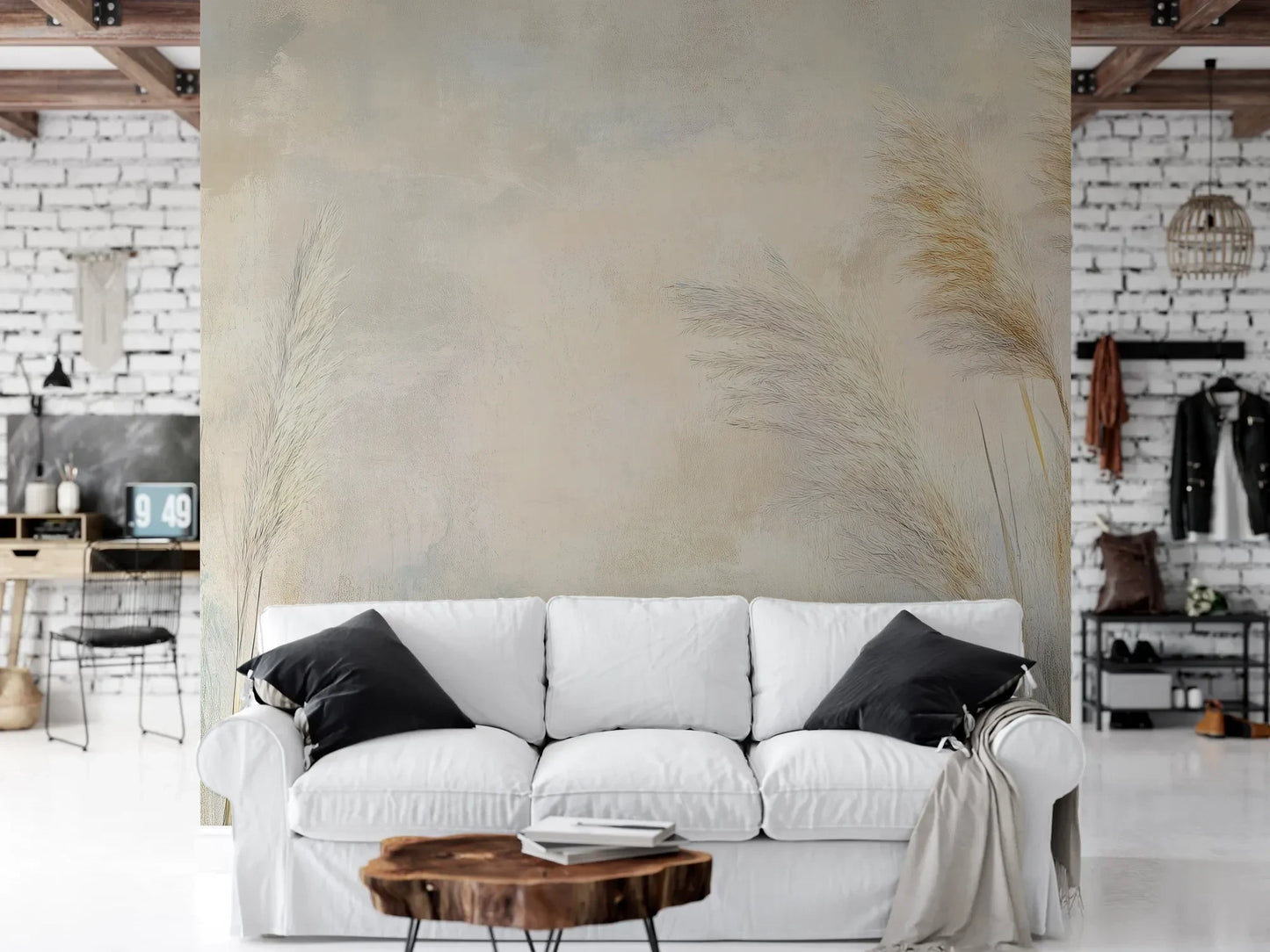 Wzór fototapety LUMINOUS BREEZE - tapeta z jasnymi źdźbłami trawy na pastelowym tle pokazanej w aranżacji salonu.