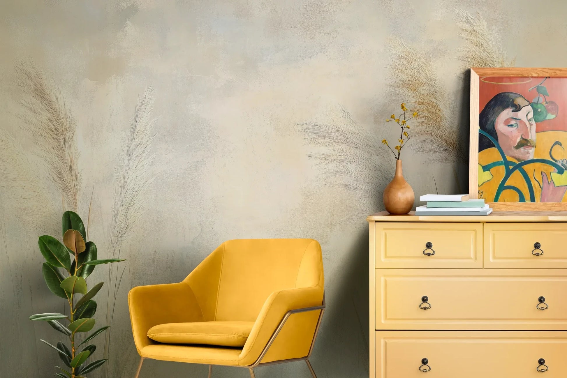 Wzór fototapety LUMINOUS BREEZE - tapeta z jasnymi źdźbłami trawy na pastelowym tle pokazanej w aranżacji salonu.