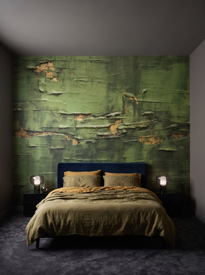 Fototapeta artystyczna o nazwie Verdant Crumble w aranżacji wnętrza: ciemna, otulająca sypialnia w designerskim hotelu.