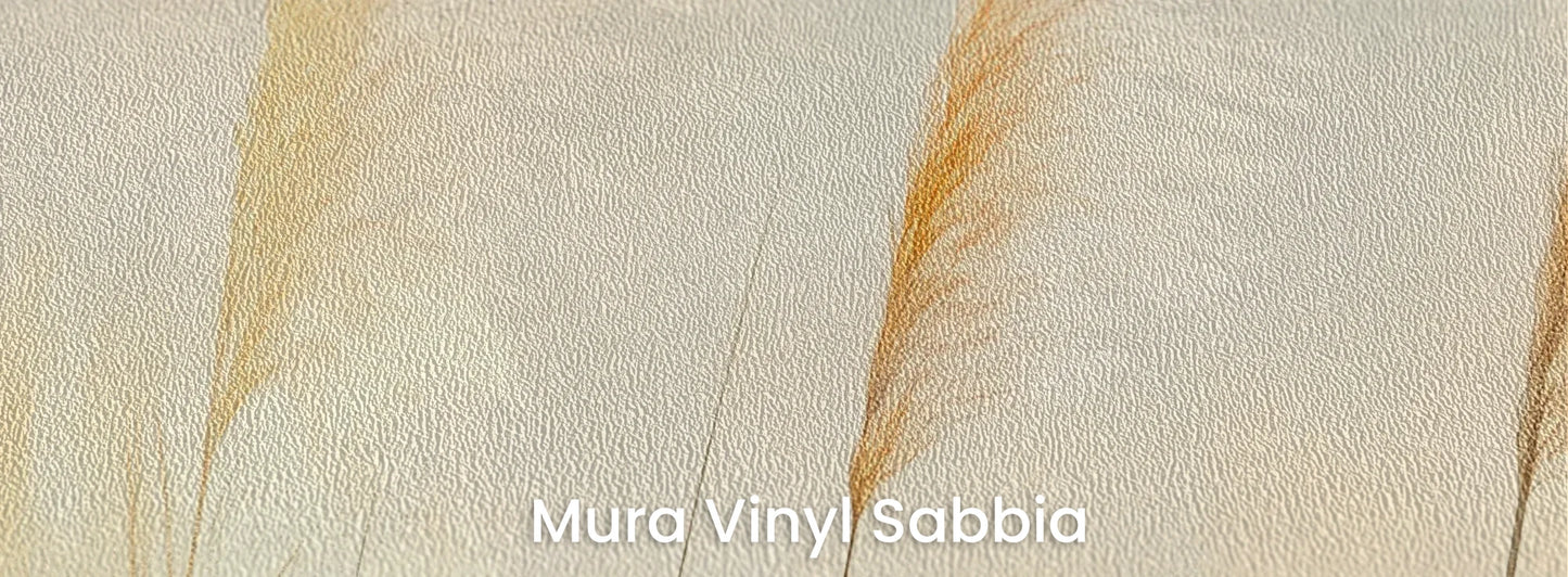 Zbliżenie na fototapetę TENDER LIGHT - tapeta z delikatnymi źdźbłami traw w złocistym świetle na podłożu o strukturze ziarna piasku.