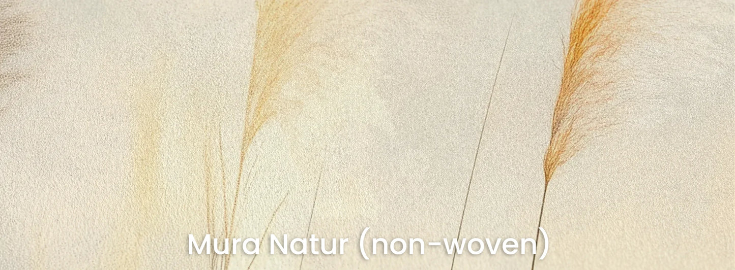 Zbliżenie na fototapetę TENDER LIGHT - tapeta z delikatnymi źdźbłami traw w złocistym świetle na naturalnym podłożu ekologicznym.