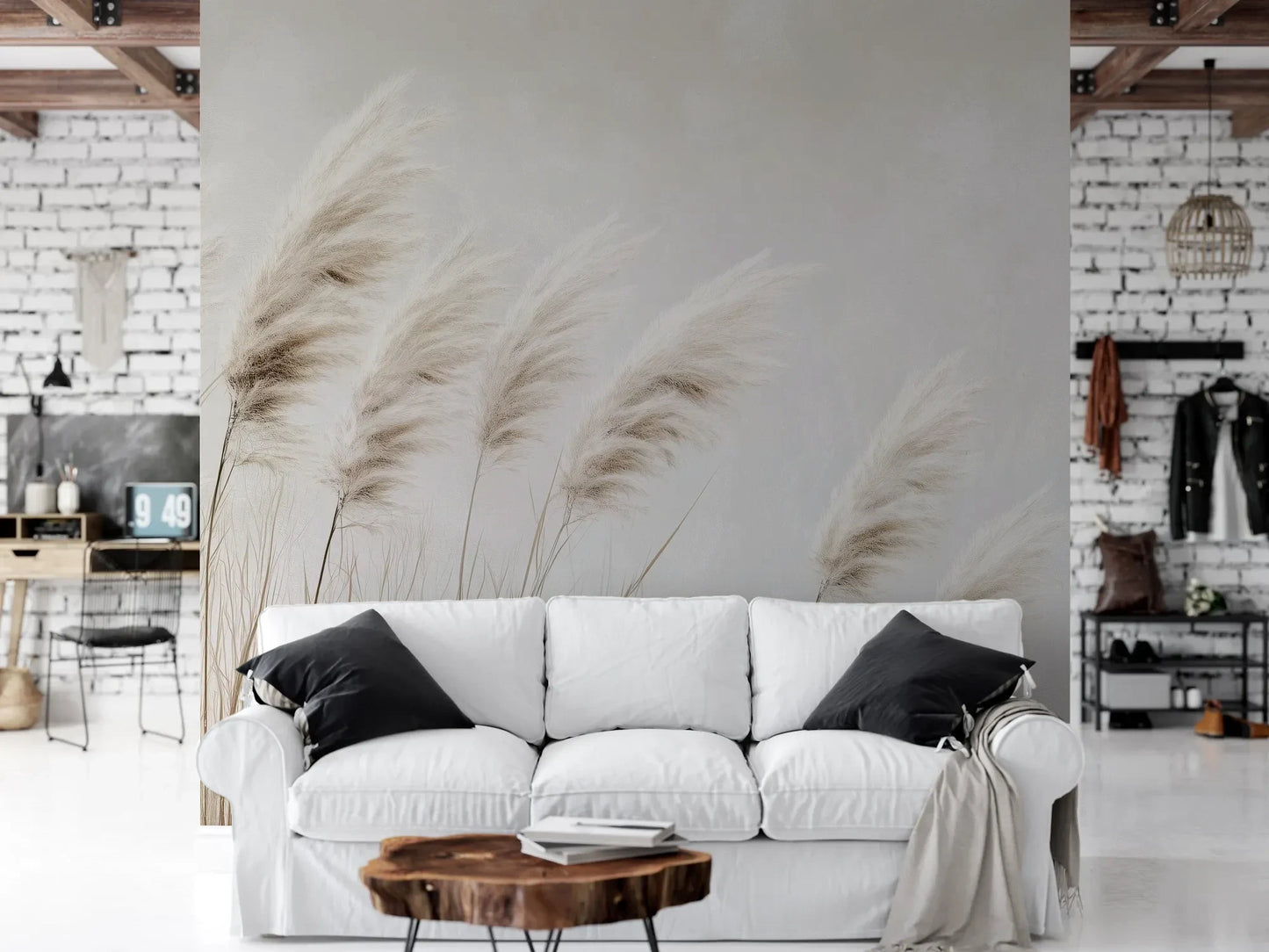 Wzór fototapety WINDSWEPT DREAMS - tapeta z delikatnymi trawami na jasnym tle pokazanej w aranżacji salonu.