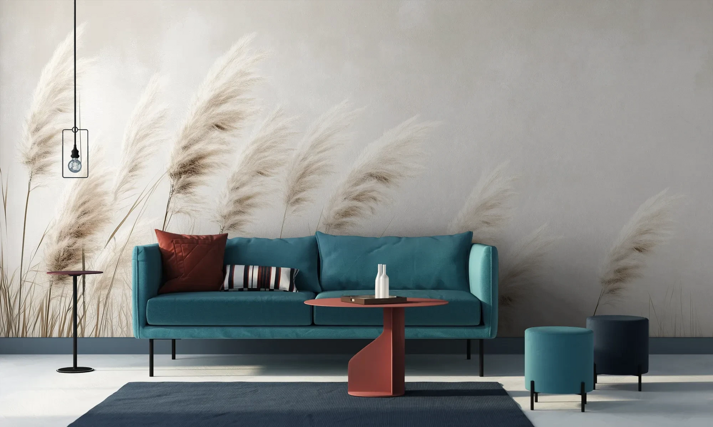 Wzór fototapety WINDSWEPT DREAMS - tapeta z delikatnymi trawami na jasnym tle pokazanej w aranżacji salonu.