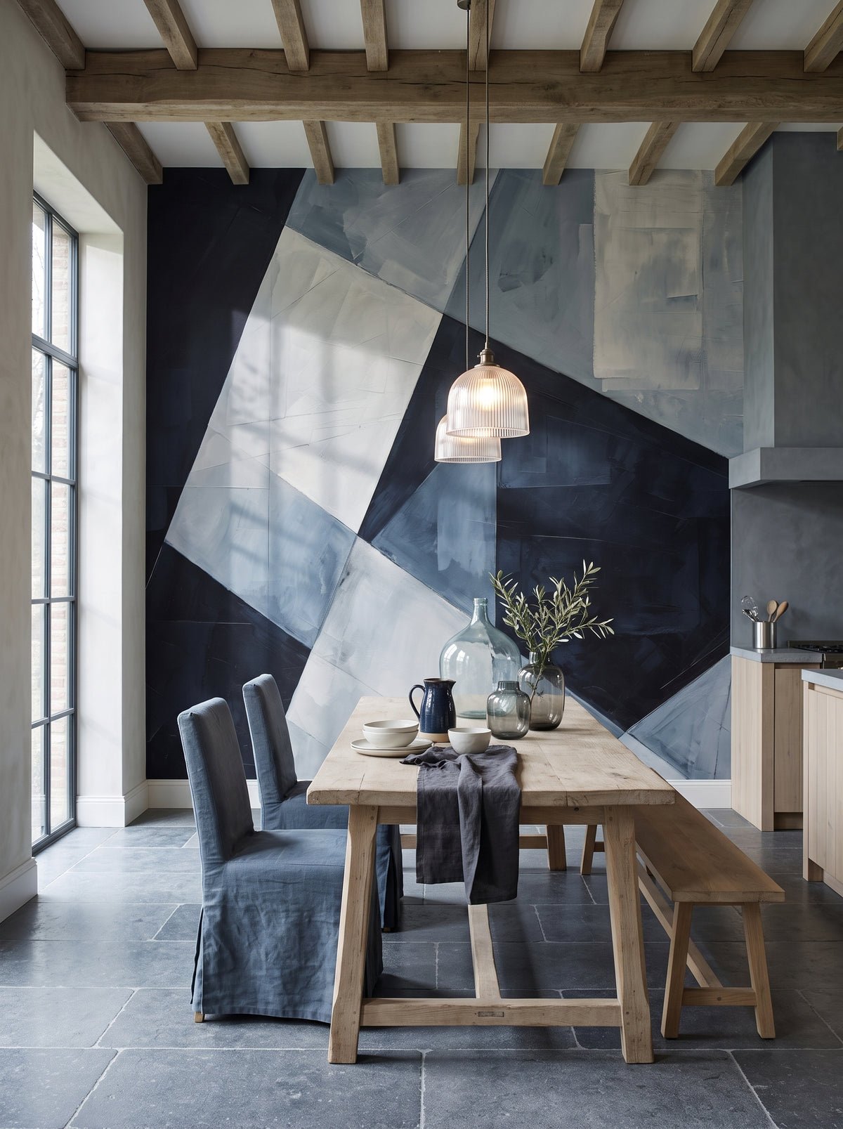 Künstlerische Fototapete „Monochrome Motion“ im Interieur: Küche mit Essbereich in einem belgischen Landhaus.