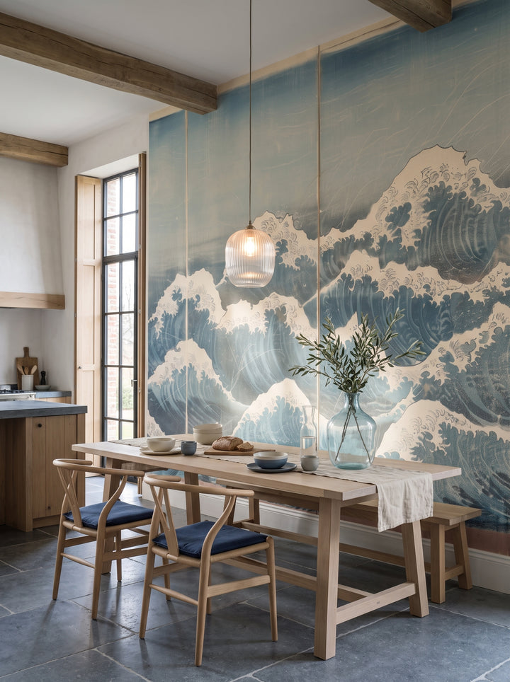 Fototapeta artystyczna o nazwie Serene Ocean Hues w aranżacji wnętrza: kuchnia z jadalnią w belgijskim domu na wsi.