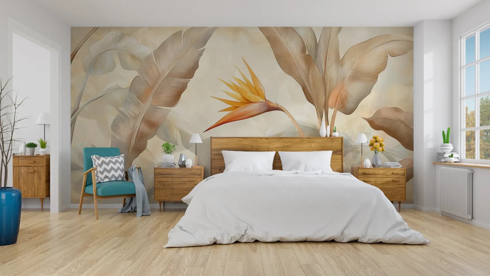 Wzór fototapety GOLDEN STRELITZIA - tapeta z tropikalną rajską ptasznicą w ciepłych beżach pokazanej w aranżacji sypialni.