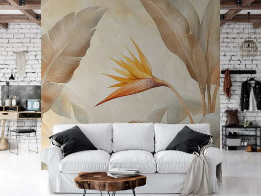 Wzór fototapety GOLDEN STRELITZIA - tapeta z tropikalną rajską ptasznicą w ciepłych beżach pokazanej w aranżacji salonu.