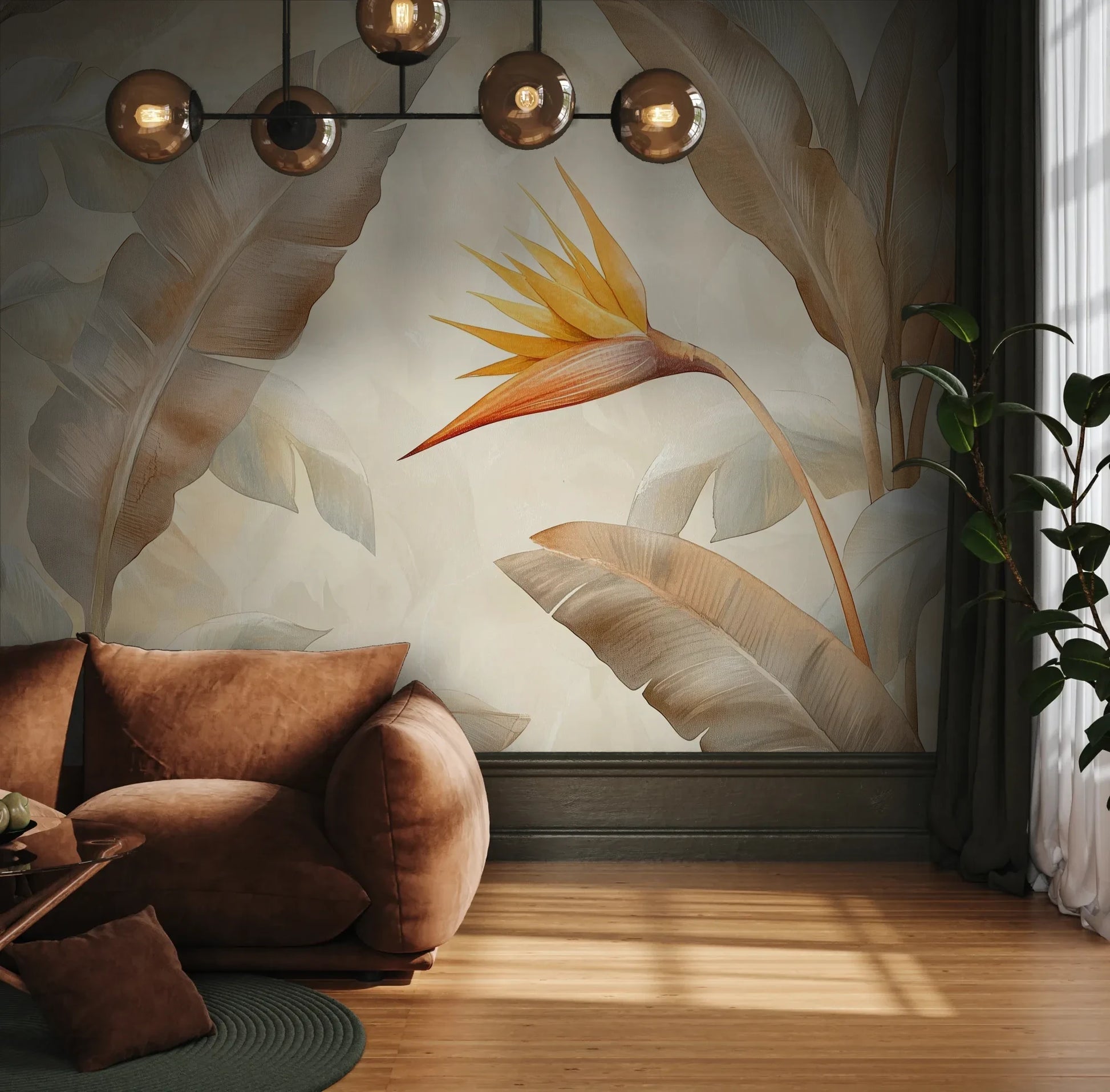 Fototapeta GOLDEN STRELITZIA - tapeta z tropikalną rajską ptasznicą w ciepłych beżach pokazana w aranżacji wnętrza z akcentem na ścianie.