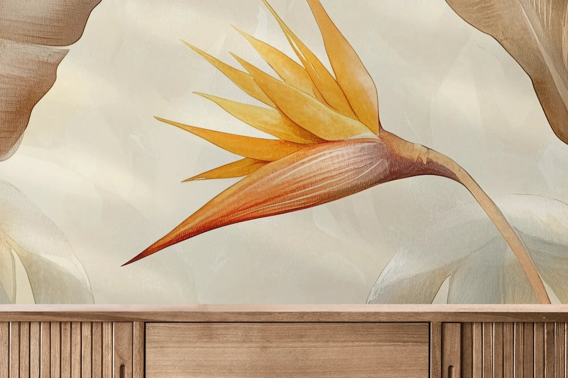 Fototapeta GOLDEN STRELITZIA - tapeta z tropikalną rajską ptasznicą w ciepłych beżach pokazana w aranżacji wnętrza z akcentem na ścianie.