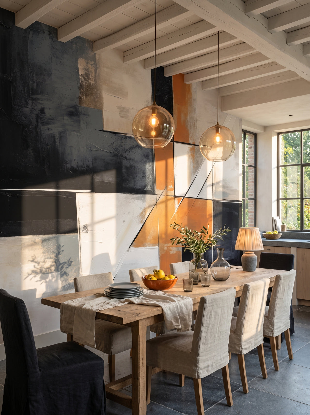 Papier peint panoramique artistique « Contrasting Lines » dans un intérieur : cuisine avec coin repas dans une maison de campagne belge.