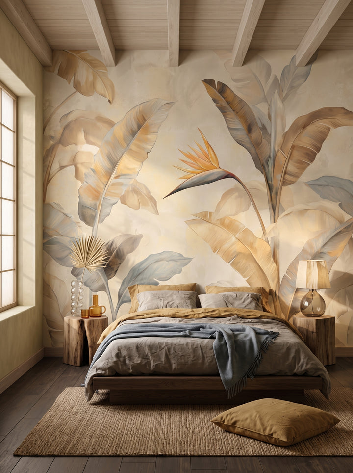 Fototapeta artystyczna o nazwie SUNLIT STRELITZIA w aranżacji wnętrza: sypialnia wabi-sabi z tynkiem wapiennym.