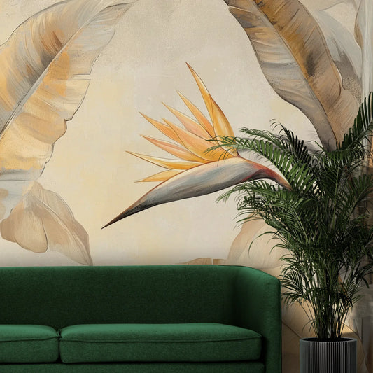 Fototapeta SUNLIT STRELITZIA - tapeta z egzotycznym rajskim ptakiem w pastelowych barwach pokazana w aranżacji wnętrza z akcentem na ścianie.