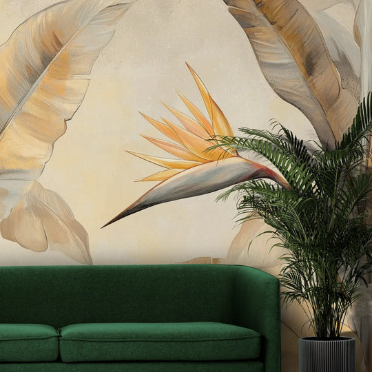 Fototapeta SUNLIT STRELITZIA - tapeta z egzotycznym rajskim ptakiem w pastelowych barwach pokazana w aranżacji wnętrza z akcentem na ścianie.