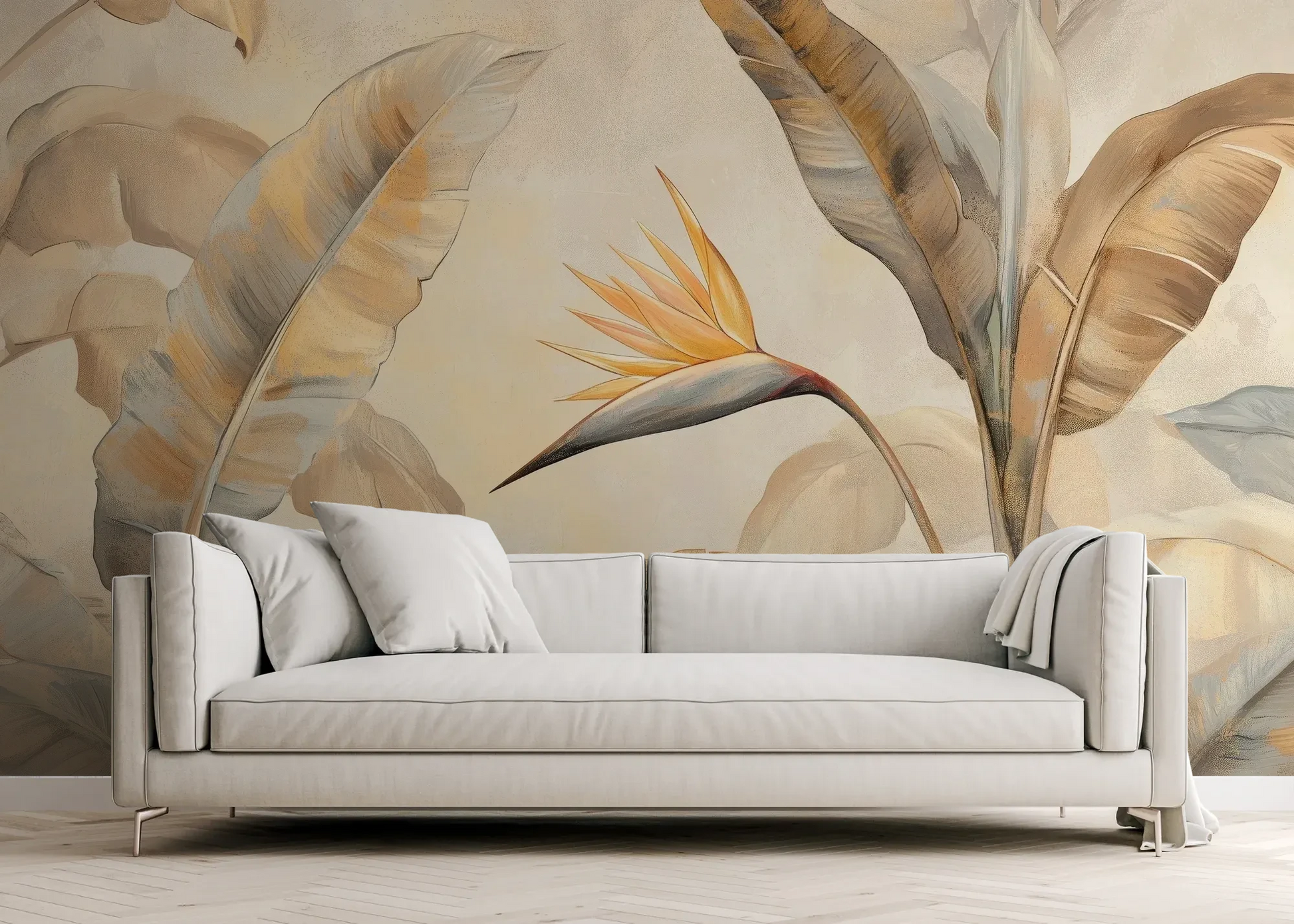 Wzór fototapety SUNLIT STRELITZIA - tapeta z egzotycznym rajskim ptakiem w pastelowych barwach pokazanej w aranżacji salonu.