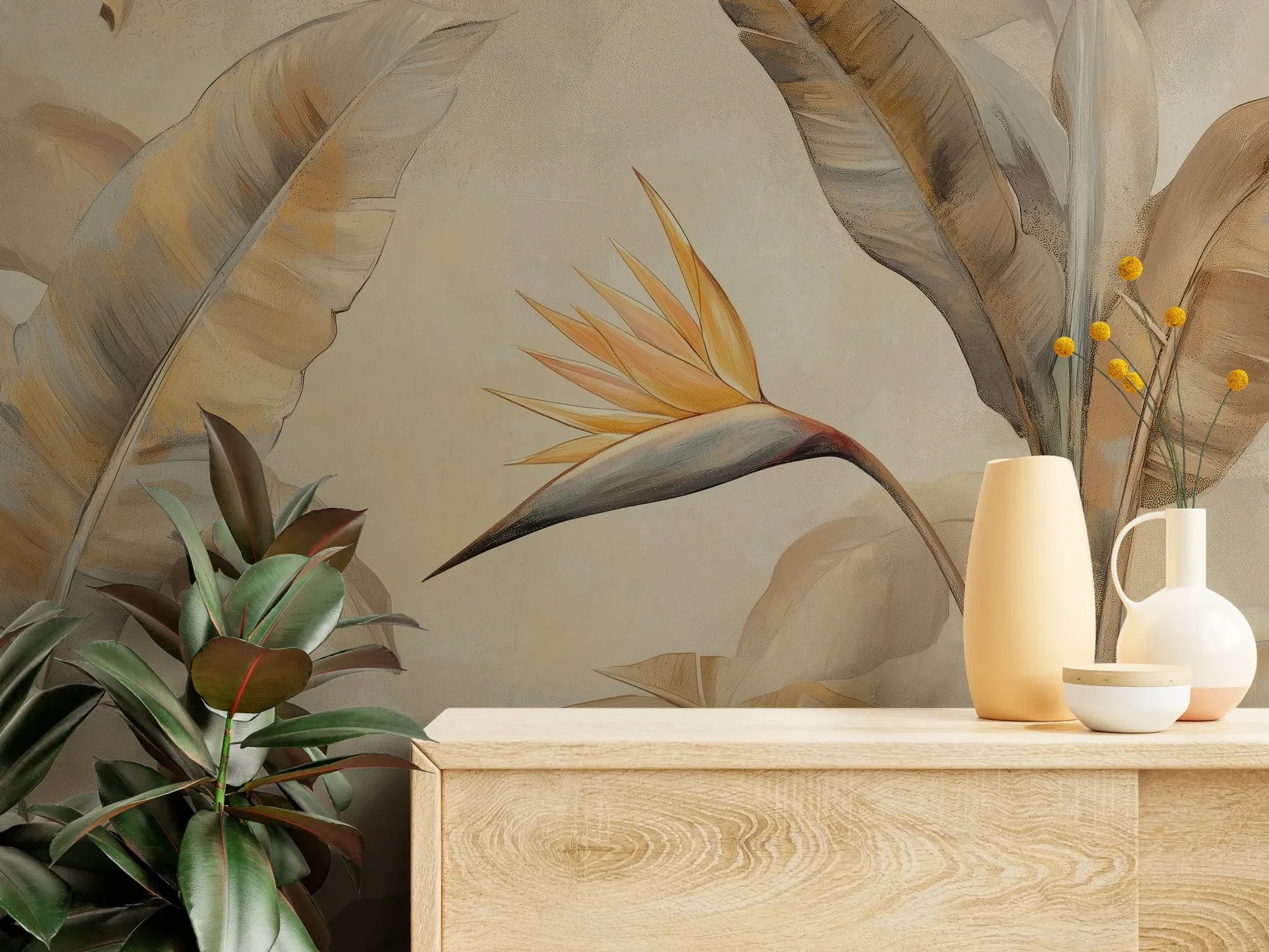 Fototapeta SUNLIT STRELITZIA - tapeta z egzotycznym rajskim ptakiem w pastelowych barwach pokazana w aranżacji wnętrza z akcentem na ścianie.