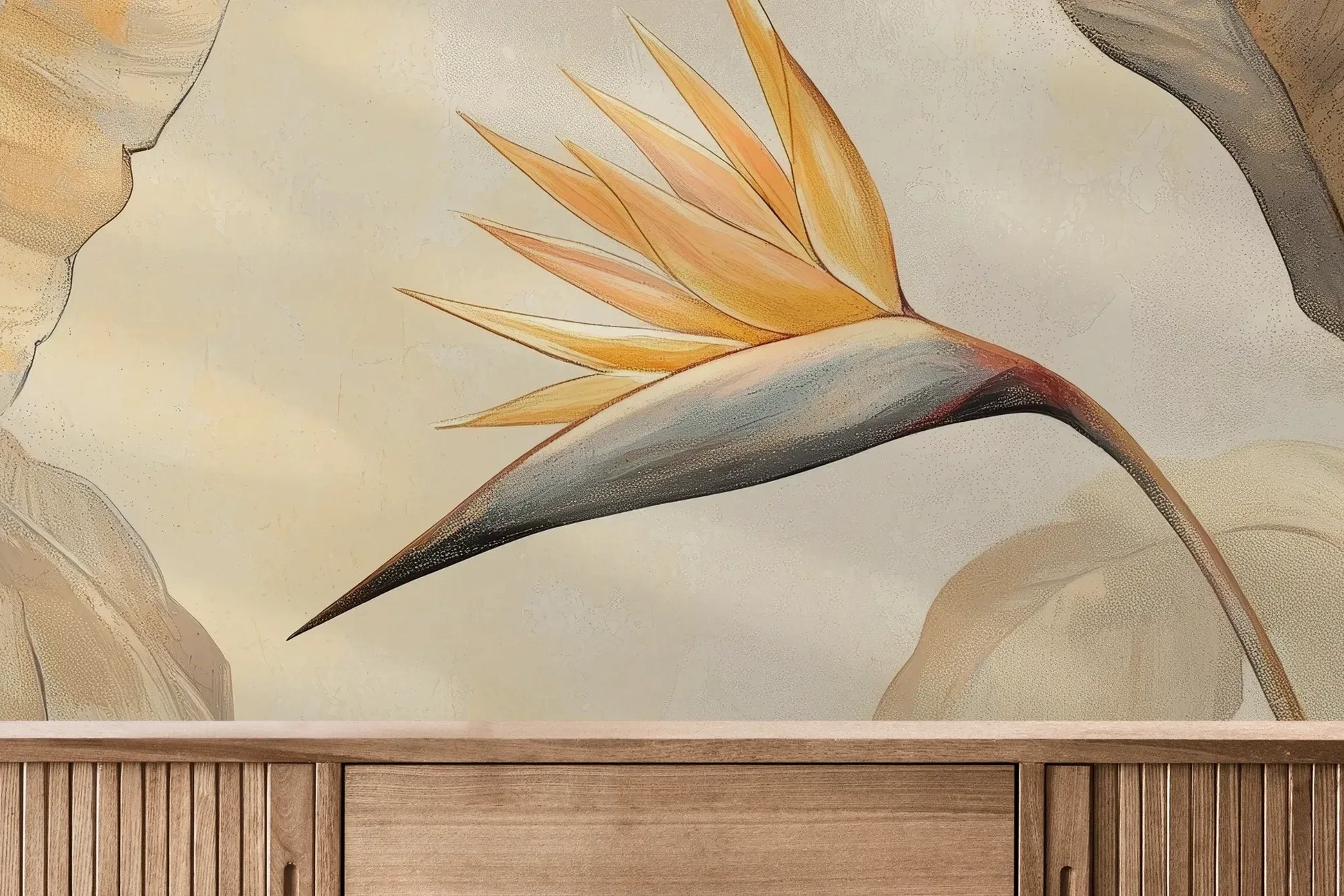 Fototapeta SUNLIT STRELITZIA - tapeta z egzotycznym rajskim ptakiem w pastelowych barwach pokazana w aranżacji wnętrza z akcentem na ścianie.