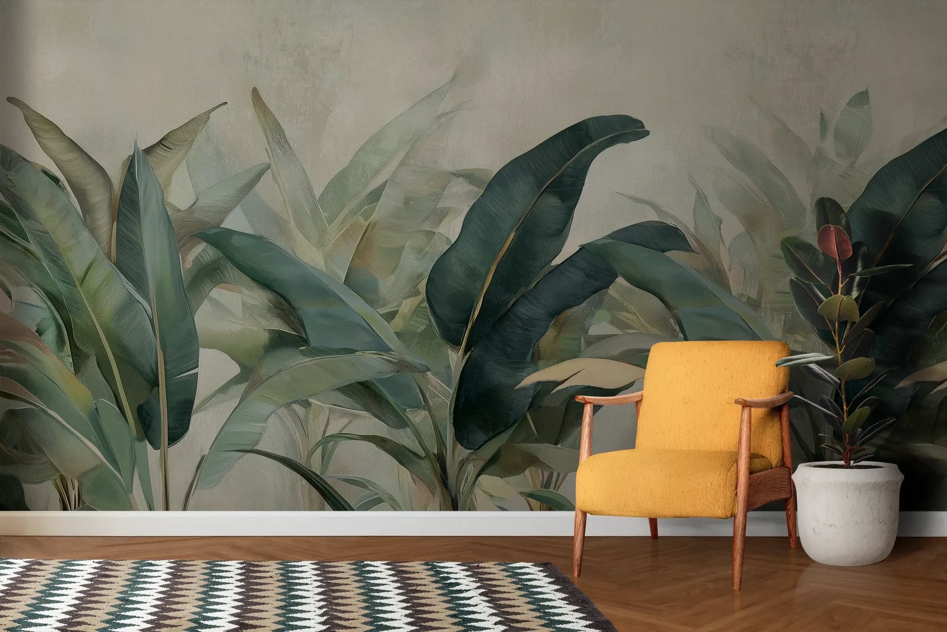 Wzór fototapety BOTANICAL SERENITY - tapeta z tropikalnymi liśćmi w stonowanych odcieniach pokazanej w aranżacji salonu.