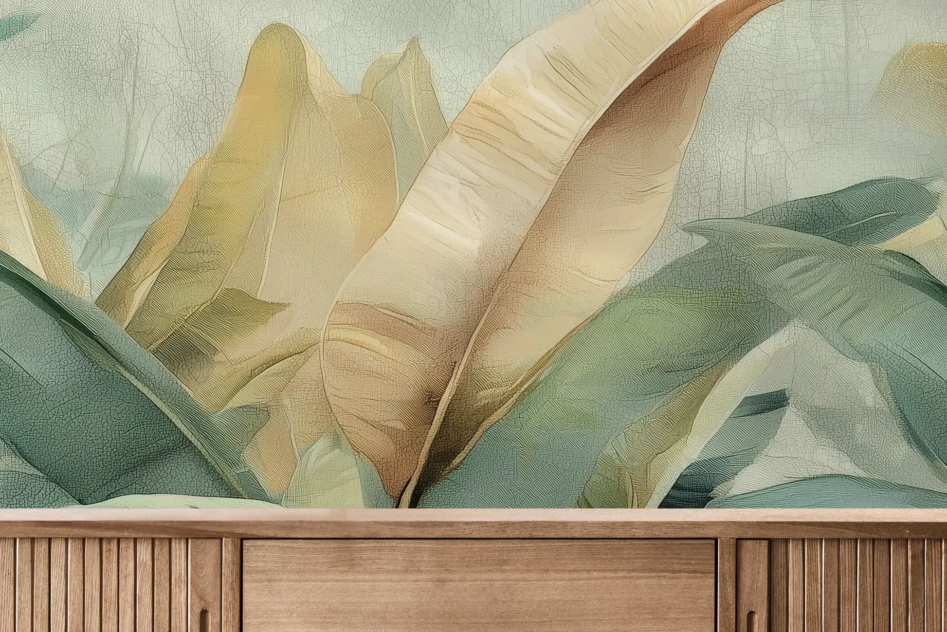 Fototapeta TROPICAL WHISPERS - tapeta z egzotycznymi liśćmi w odcieniach turkusu i złota pokazana w aranżacji wnętrza z akcentem na ścianie.