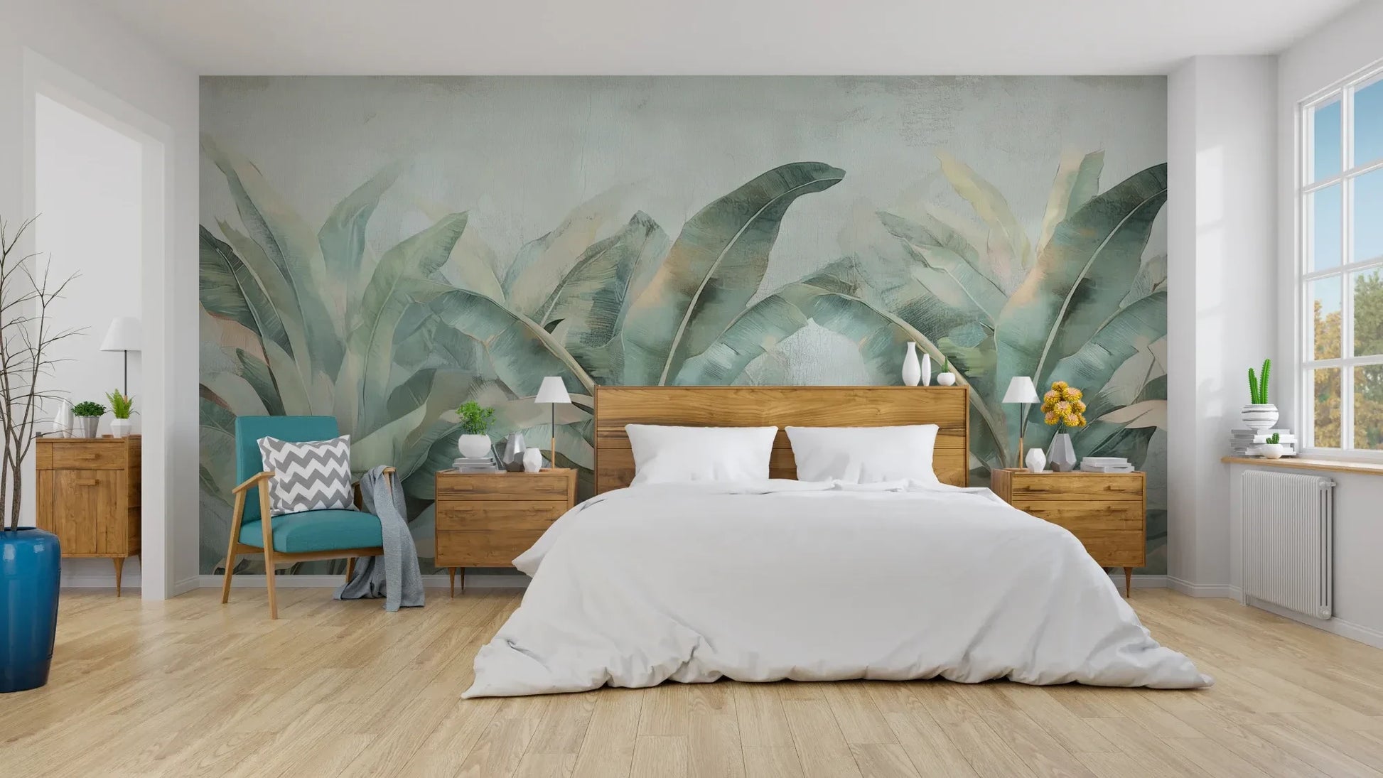 Wzór fototapety COASTAL PALMS - tapeta z tropikalnymi liśćmi w pastelowych odcieniach pokazanej w aranżacji sypialni.