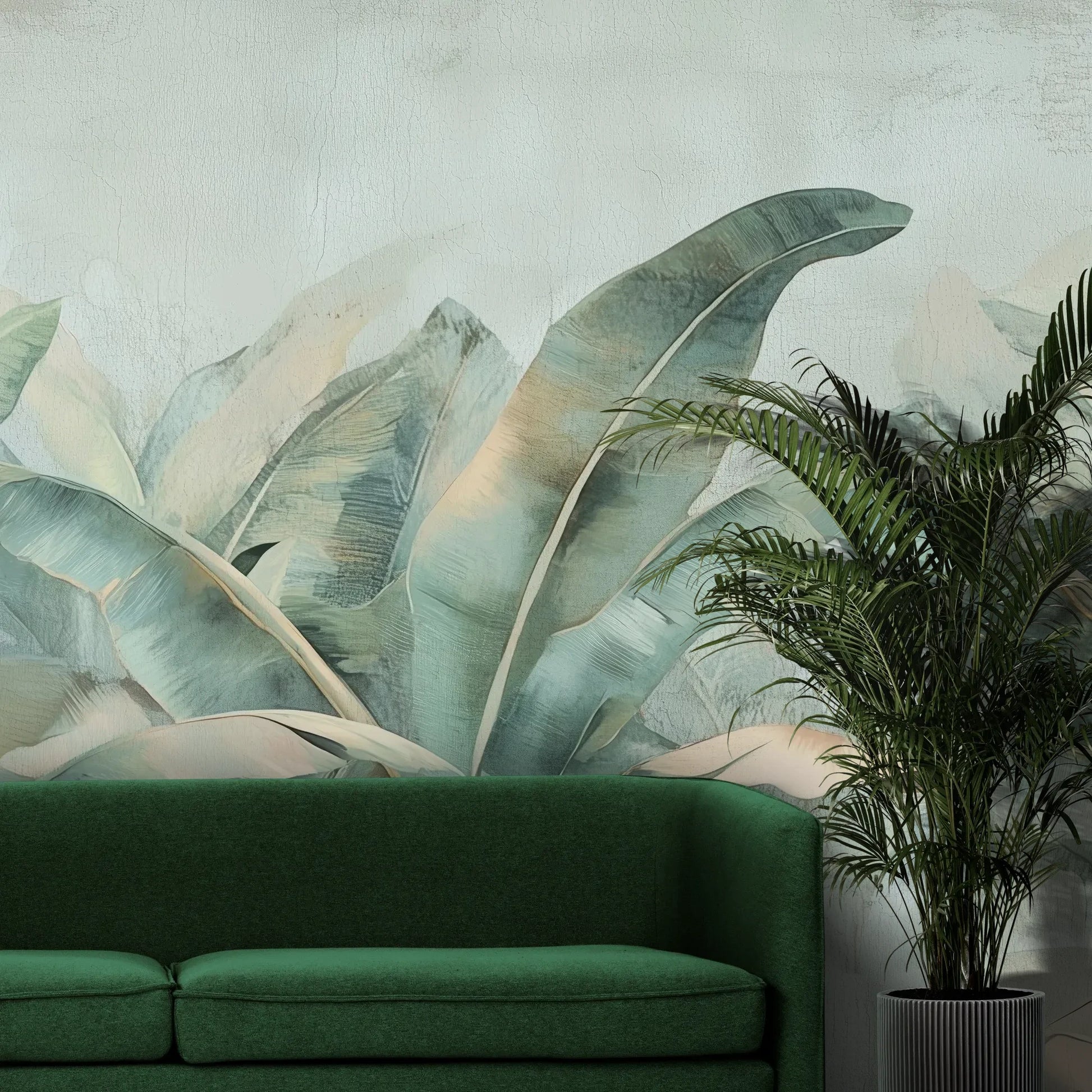 Fototapeta COASTAL PALMS - tapeta z tropikalnymi liśćmi w pastelowych odcieniach pokazana w aranżacji wnętrza z akcentem na ścianie.