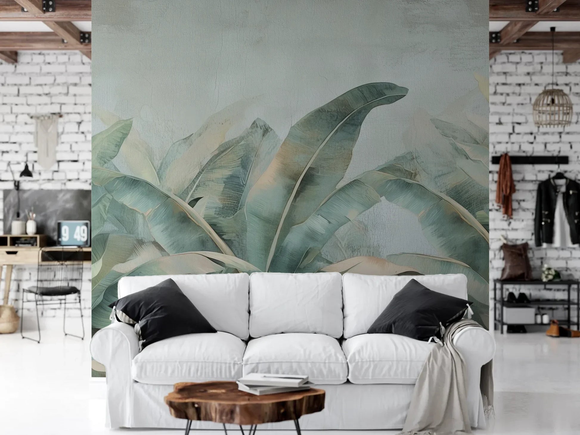 Wzór fototapety COASTAL PALMS - tapeta z tropikalnymi liśćmi w pastelowych odcieniach pokazanej w aranżacji salonu.