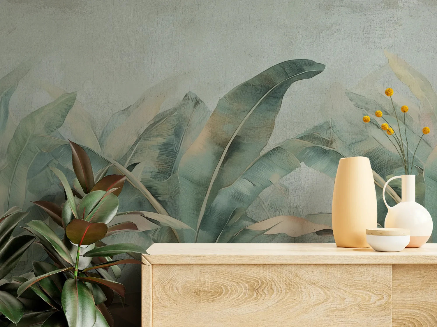 Fototapeta COASTAL PALMS - tapeta z tropikalnymi liśćmi w pastelowych odcieniach pokazana w aranżacji wnętrza z akcentem na ścianie.