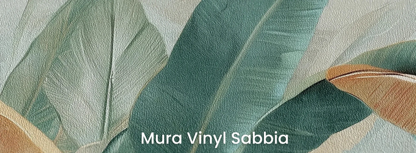 Zbliżenie na fototapetę PALM SERENITY - tapeta z tropikalnymi liśćmi palm w stonowanych odcieniach na podłożu o strukturze ziarna piasku.