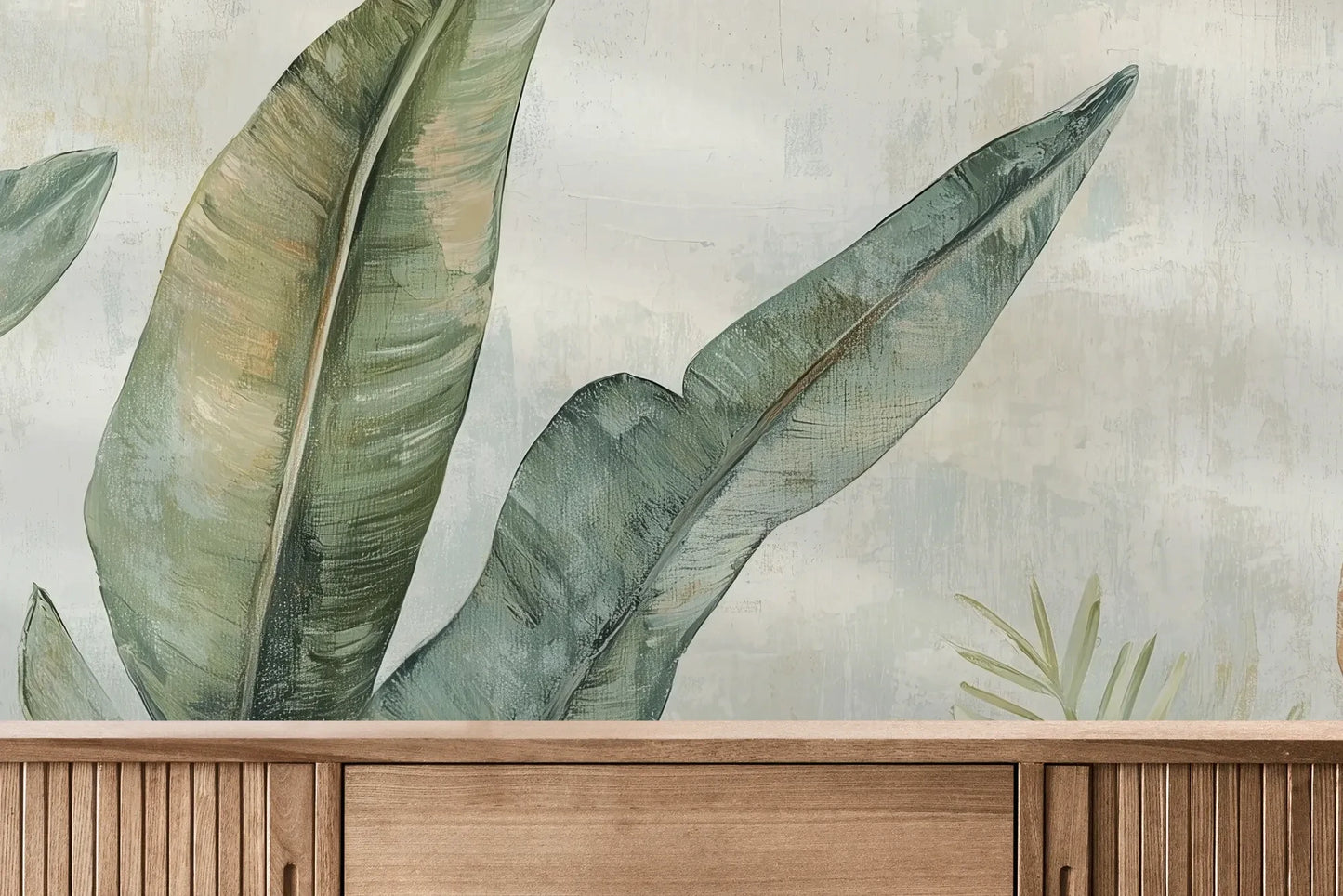 Fototapeta TROPIC WATERCOLORS - tapeta z egzotycznymi liśćmi w akwarelowej stylistyce pokazana w aranżacji wnętrza z akcentem na ścianie.