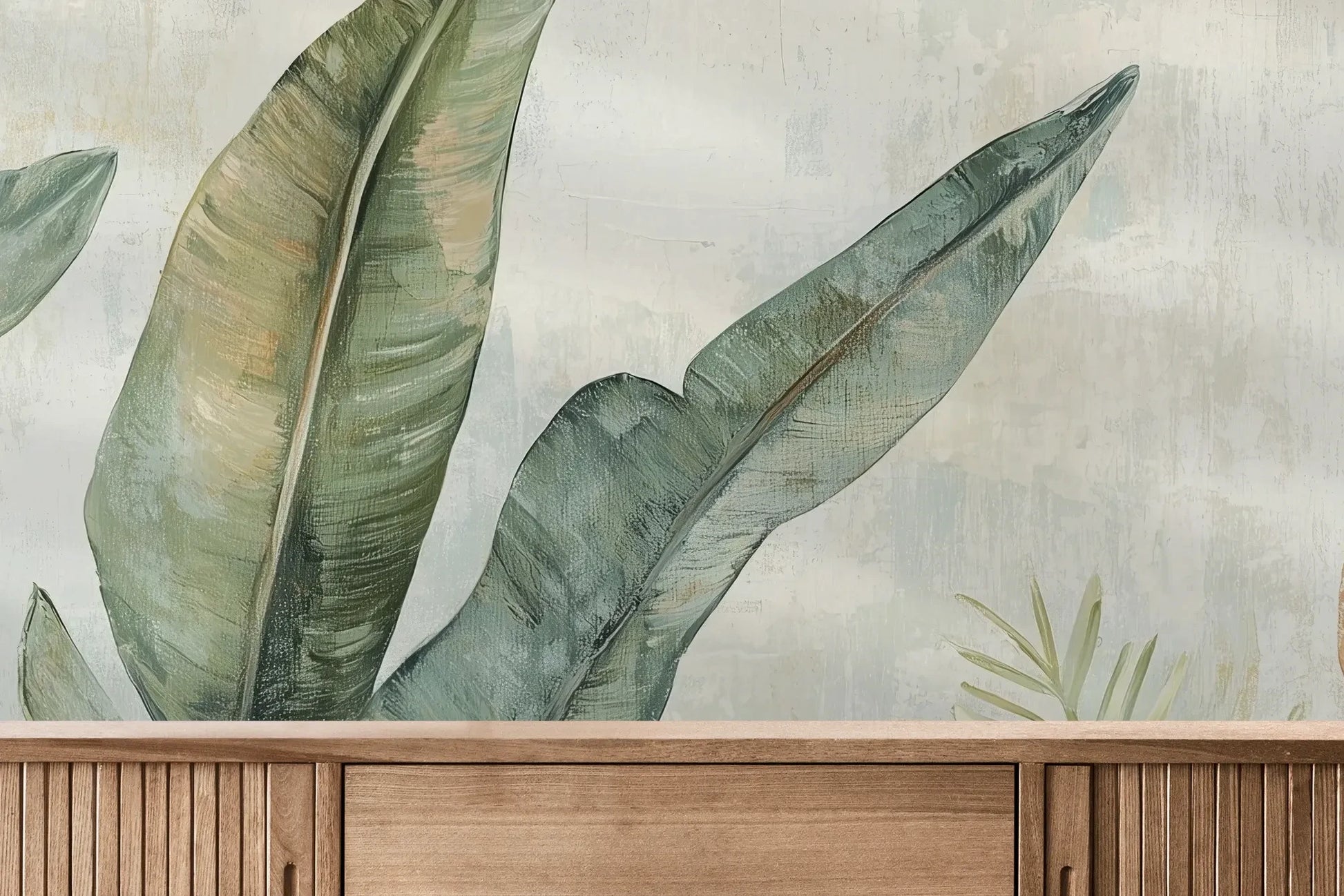 Fototapeta TROPIC WATERCOLORS - tapeta z egzotycznymi liśćmi w akwarelowej stylistyce pokazana w aranżacji wnętrza z akcentem na ścianie.