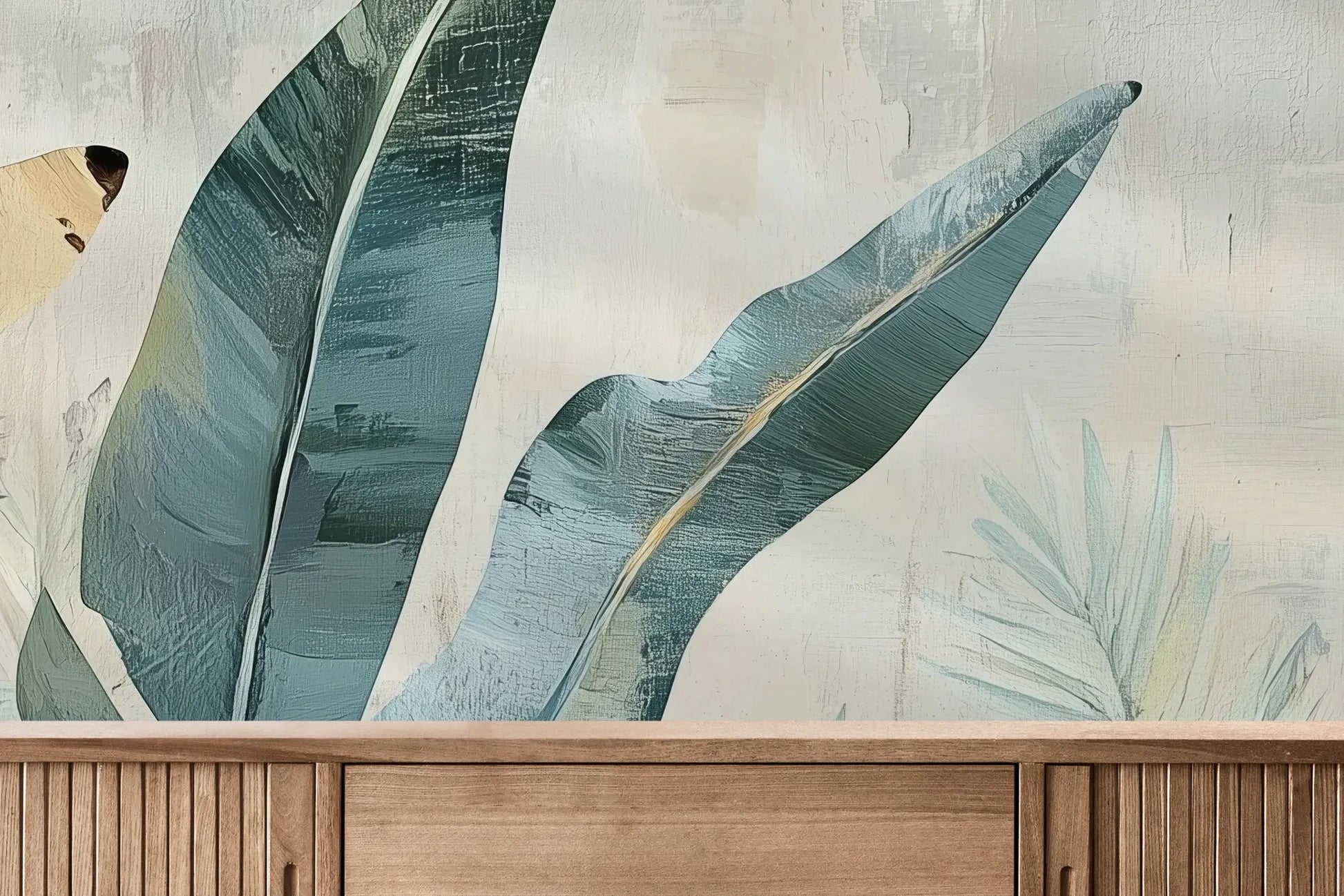 Fototapeta TROPICAL WATERWAY - tapeta z egzotycznymi liśćmi bananowca w pastelowych odcieniach pokazana w aranżacji wnętrza z akcentem na ścianie.