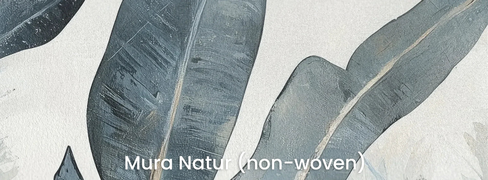 Zbliżenie na fototapetę SAPPHIRE PALMS - tapeta z tropikalnymi liśćmi w niebiesko-szarych odcieniach na naturalnym podłożu ekologicznym.