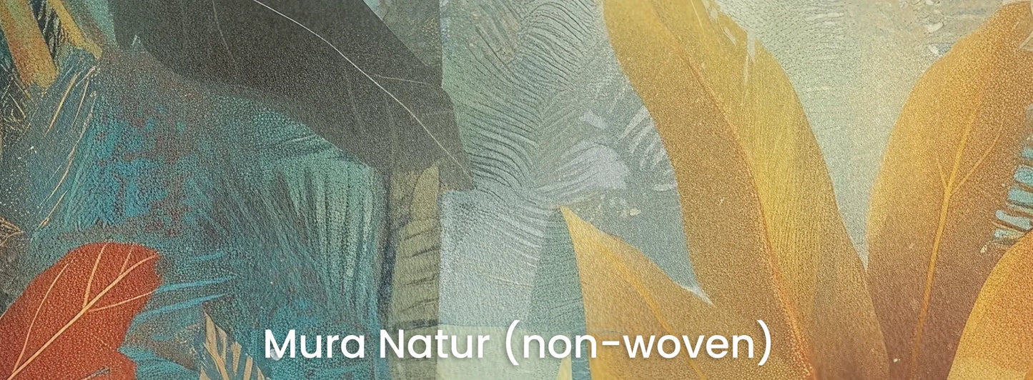 Zbliżenie na fototapetę TROPICAL EMBER - tapeta z tropikalnymi liśćmi w ciepłych odcieniach na naturalnym podłożu ekologicznym.