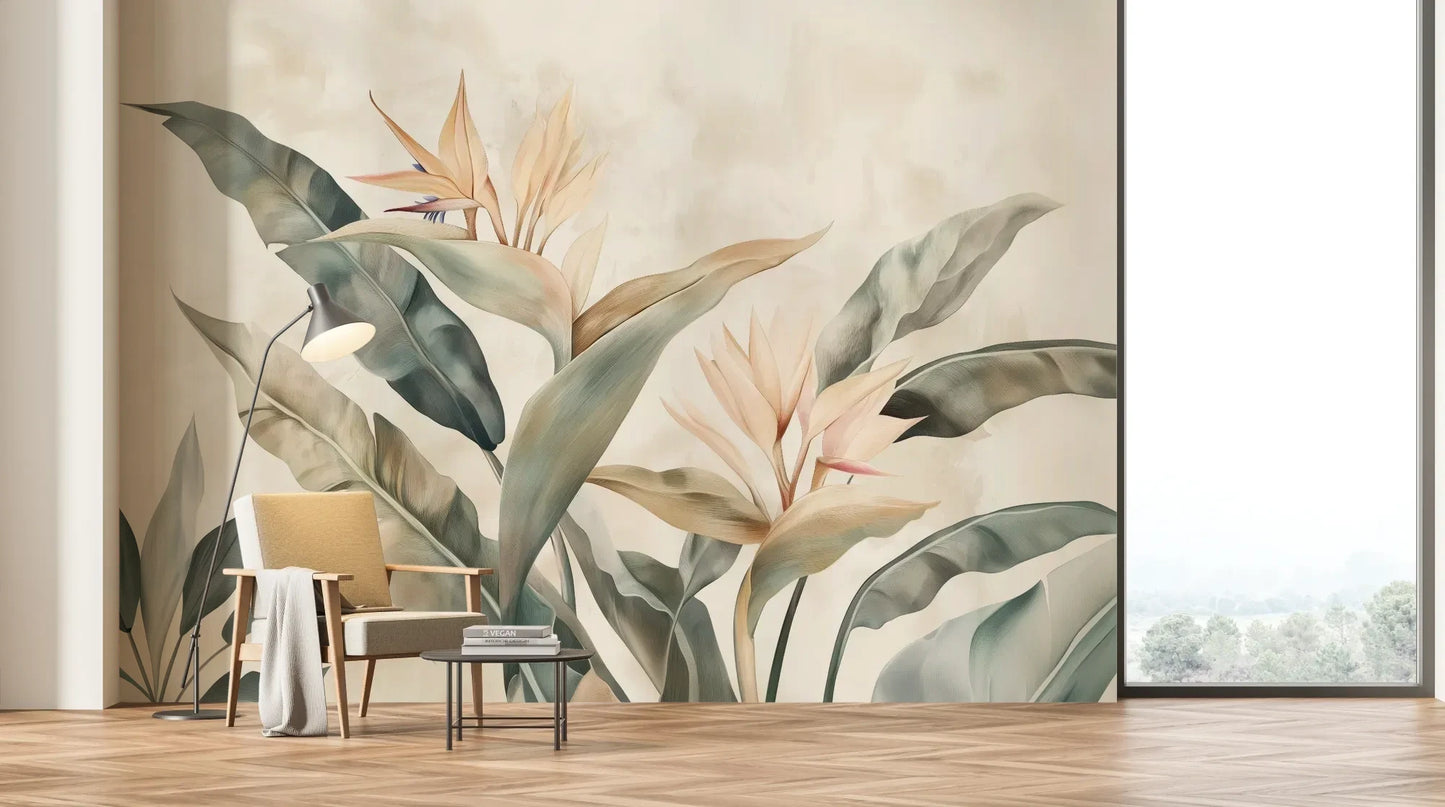 Wzór fototapety SERENE PALMS - tapeta z tropikalnymi liśćmi w pastelowych odcieniach pokazanej w aranżacji salonu.