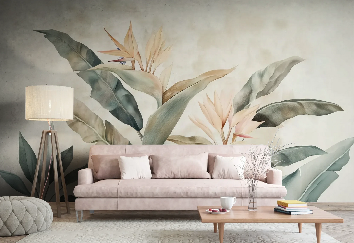 Wzór fototapety SERENE PALMS - tapeta z tropikalnymi liśćmi w pastelowych odcieniach pokazanej w aranżacji salonu.