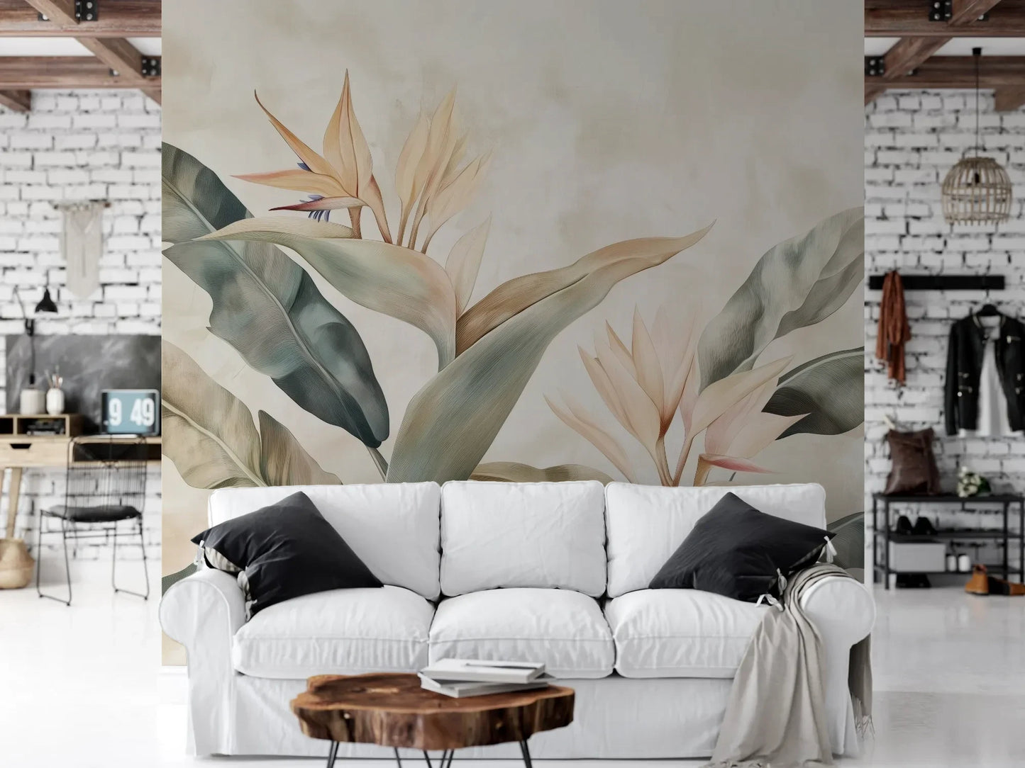 Wzór fototapety SERENE PALMS - tapeta z tropikalnymi liśćmi w pastelowych odcieniach pokazanej w aranżacji salonu.