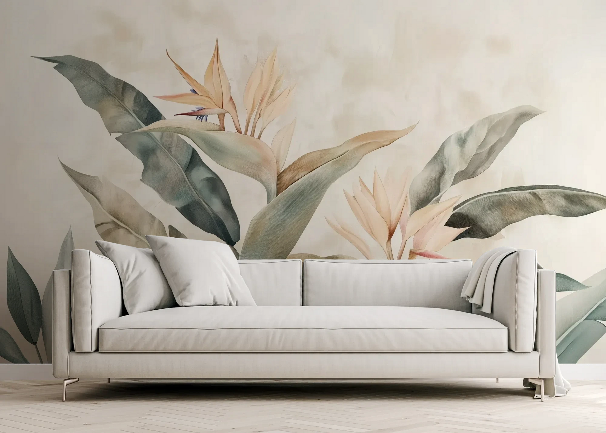 Wzór fototapety SERENE PALMS - tapeta z tropikalnymi liśćmi w pastelowych odcieniach pokazanej w aranżacji salonu.