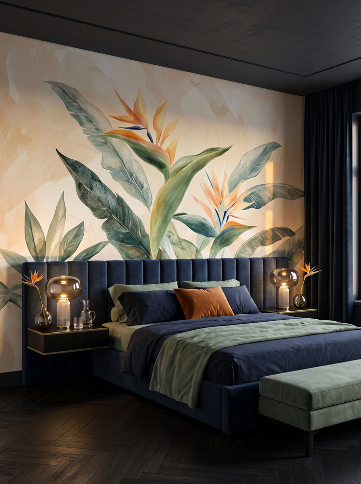 Fototapeta artystyczna o nazwie STRELITZIA OASIS w aranżacji wnętrza: ciemna, otulająca sypialnia w hotelu butikowym.