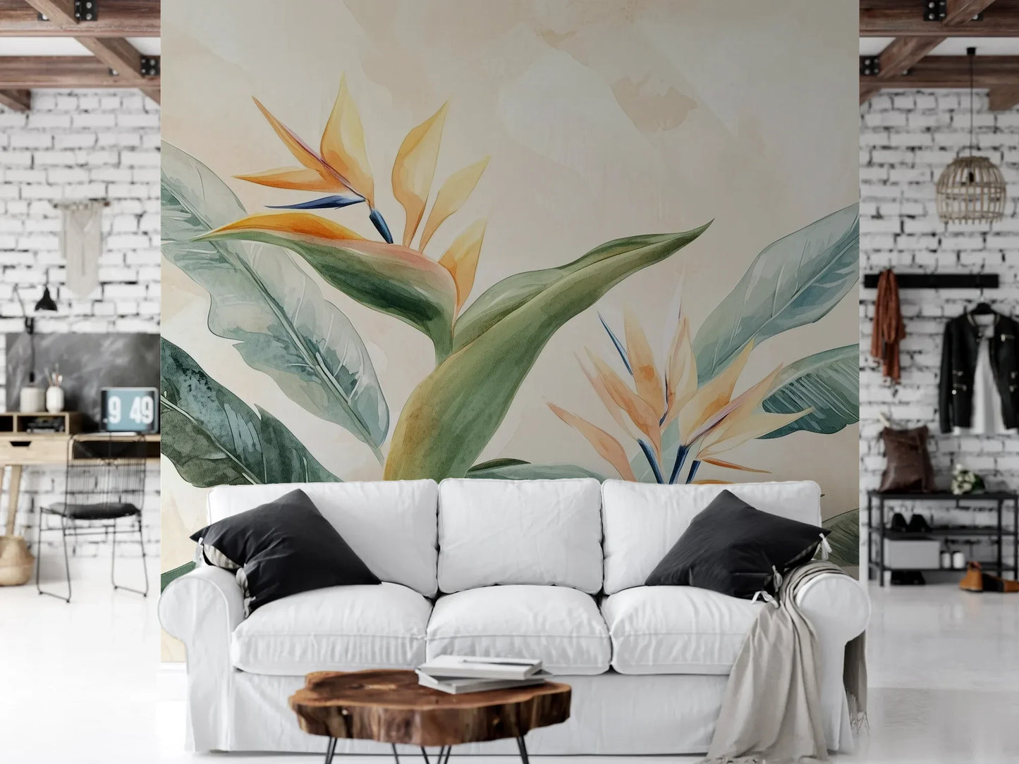 Wzór fototapety STRELITZIA OASIS - tapeta z tropikalnymi kwiatami rajskiego ptaka pokazanej w aranżacji salonu.