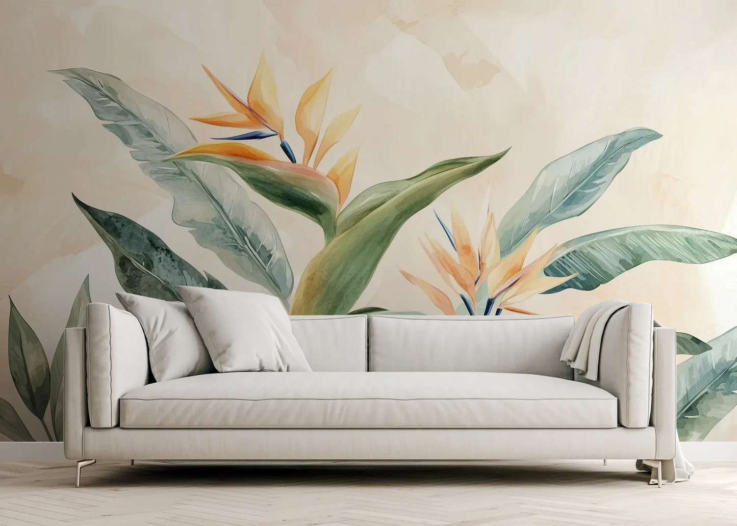 Wzór fototapety STRELITZIA OASIS - tapeta z tropikalnymi kwiatami rajskiego ptaka pokazanej w aranżacji salonu.