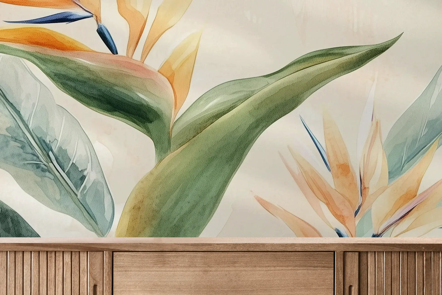 Fototapeta STRELITZIA OASIS - tapeta z tropikalnymi kwiatami rajskiego ptaka pokazana w aranżacji wnętrza z akcentem na ścianie.